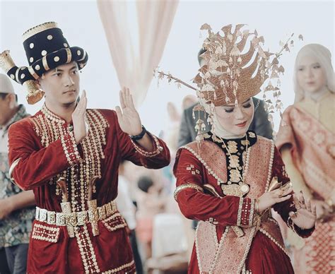 Toko baju & kebaya pengantin couple terbaru. √ 30+ Model Kebaya Pengantin Modern Muslim Terbaru 2020 ...