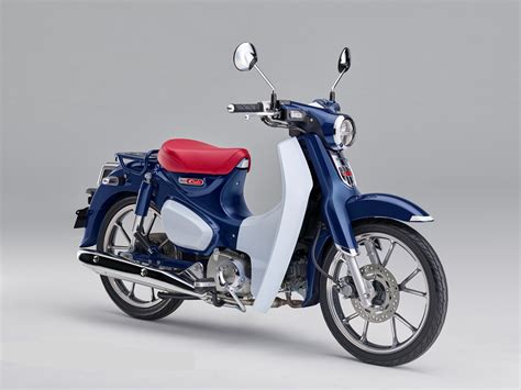 Honda's coolest urban runaround returns for 2020! 2019 Honda Super Cub C125 | Top Speed