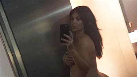 Kim Kardashian Posa Completamente Desnuda Y Presume Su Barriga De Embarazo Fotos Telemundo