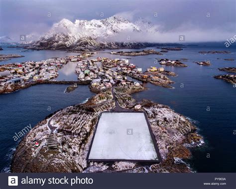 The silent winter scenery of the arctic circle city (svolvaer & henningsvær). Arctic Football Pitch Stockfotos und -bilder Kaufen - Alamy