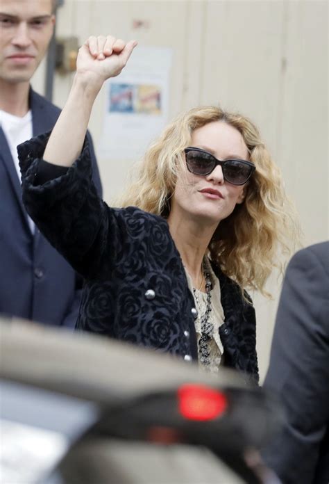 Vanessa paradis chante pour chanel et son rouge coco. Vanessa Paradis at the Chanel Collection Ready-to-Wear ...