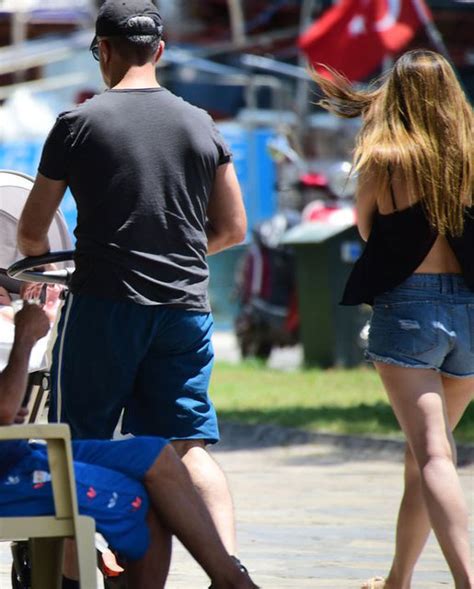 Ünlü şarkıcı ve dizi oyuncusu özcan deniz, hayatını kendisinden 20 yaş küçük sevgilisi feyza aktan ile birleştirdi. Özcan Deniz ile Feyza Aktan Deniz çiftinden 7 ay sonra bir ...