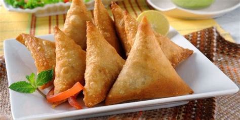 Seperti namanya, samosa sayuran, isiannya berupa wortel, ditambah kacang polong dan kentang. Resep samosa sayur - Terapi Sehat : Info Kesehatan Medis ...