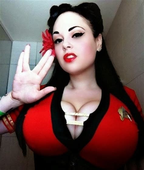 watch these jaw dropping sexy cosplay selfies