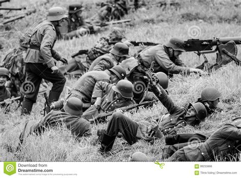 soldados en el campo de batalla blanco y negro foto editorial imagen de gente batalla 99233866