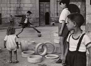 Retrato al aire libre de niñas adorables. Juegos y Juguetes de la Abuela: NIÑOS JUGANDO EN LA CALLE ...