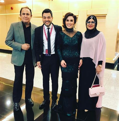 Age, what she did before fame, her family life. Sarimah Ibrahim Bersama Suami Dan Datuk Yusof Haslam ...
