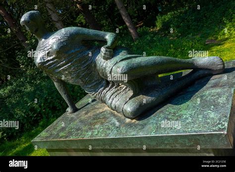 Henry Moore Sculpture Reclining Woman Hi Res Stock Photography And