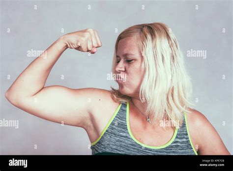 Starke Muskeln Sportliche Frau Flexing Biceps Stockfotografie Alamy