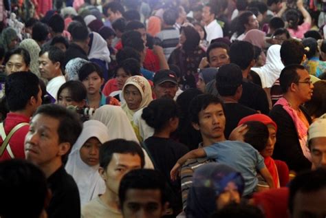 indonesia population map stick figures indonesian vec