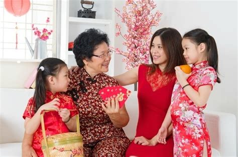 Chúc bạn luôn cười tươi, cười duyên, cười e thẹn, cười trẻ tôi đề nghị nâng cốc chúc cho những ngày còn lại trong năm phụ nữ luôn cảm thấy mình được yêu mến và quí trọng, còn đàn ông sẽ giữ vai trò là người yêu thương và. Lời chúc tết hay dành cho những người thương yêu để một ...