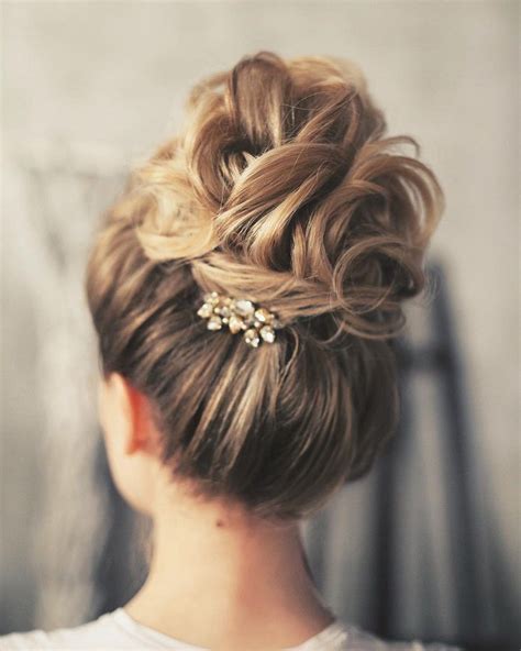 beautiful and chic wedding updos hairstyles perfect for any wedding venue