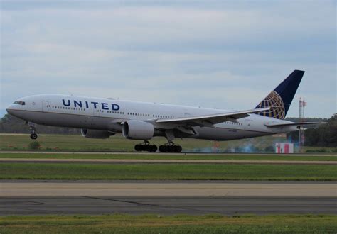 Ua B772 Landing At Iad United Airlines Boeing 777 222 Flickr