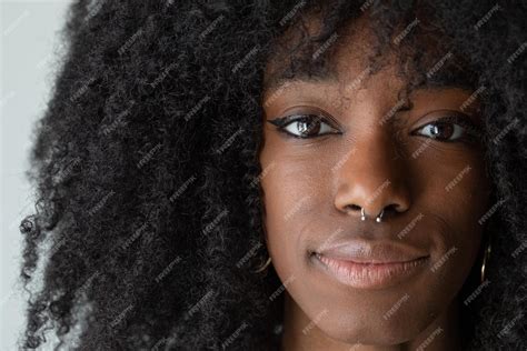 visage d une jeune fille africaine avec un piercing au nez et une coiffure afro photo premium