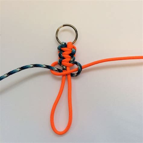 This is the same as the cobra weave, but weaved back over itself. Paracord Keychain Instructions | Teen Crafts | Pinterest | Survival, Design and Mondays
