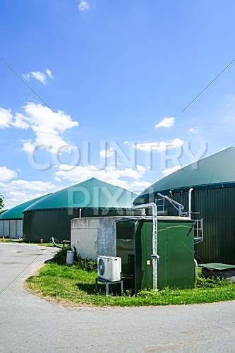 Zuhause biogasanlage wandelt die energie in strom und wärme um. Landwirtschaftliche Biogasanlage zur Erzeugung von Energie ...