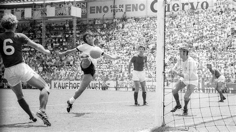 In der verlängerung lässt geoff hurst es aus kurzer distanz krachen und torhüter hans tilkowski keine chance: Gerd Müllers wichtigste Länderspieltore: Revanche für ...