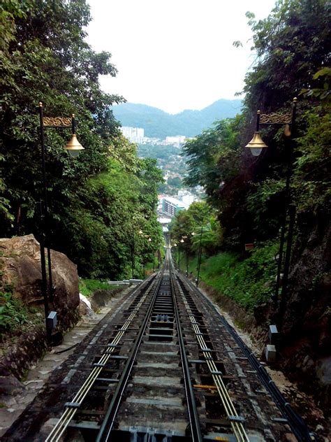 Warna biru muda bermaksud warna laut yang indah di sekeliling pulau itu. Penang Hill... Bukit Bendera, Pulau Pinang