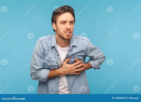 Problemas Cardíacos Retrato De Um Homem Preocupado Estressado Na