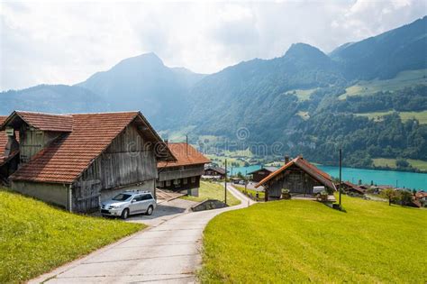 Vue De Village Suisse Lungern Avec Les Maisons Traditionnelles Le Long