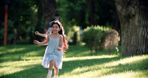 Children Running Around In Garden 스톡 동영상 비디오100 로열티 프리 28711441
