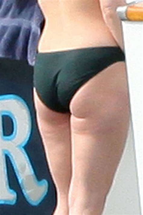 Kate Winslet Caught Showing Sexy Bikini Ass To The