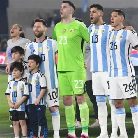 el plantel de la selección argentina se emocionó al entonar el himno nacional filo news