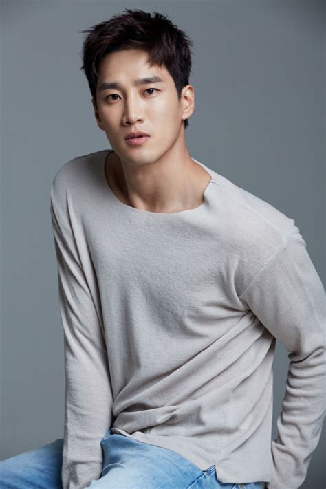 Since his acting debut in 2014, he has appeared in various films and. 안보현(배우), 누구?