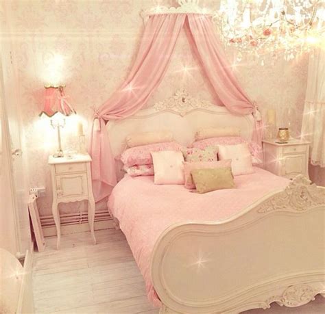 These small kids bedroom ideas and organization tips (with pictures!) are just the inspiration you need to wrangle that kids room clutter! Instagram @cupcakekatie98 … (With images) | Pink bedrooms ...