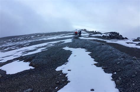 Making music for puny humans with the need for cerebral stimulation, since 2009. La journée de la montée du sommet - Uhuru Peak se rapproche