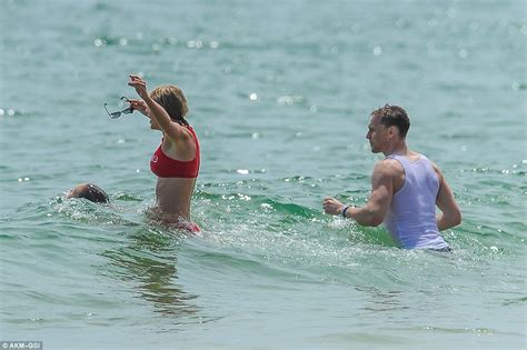 Tom Hiddleston And Taylor Swift Frolic In The Sea With Their Celeb Packed Posse Daily Mail Online