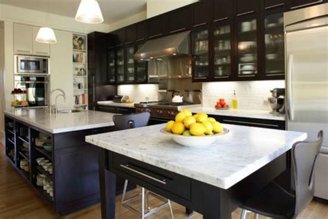 The secret is in the high contrast, says fixer upper 's joanna gaines, which adds a 'wow' factor to even the most basic of kitchens. 5 Popular Kitchen Cabinet Colors That Are Also Timeless ...