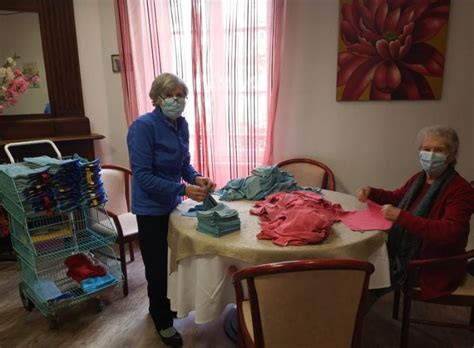 Dans un espace convivial, du lavage au repassage, nous. Atelier Pliage de Linge de la Résidence Eskualduna | DomusVi