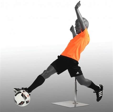Mannequin homme avec maquillage boutique vetement vitrine. Mannequin vitrine enfant football coloris gris