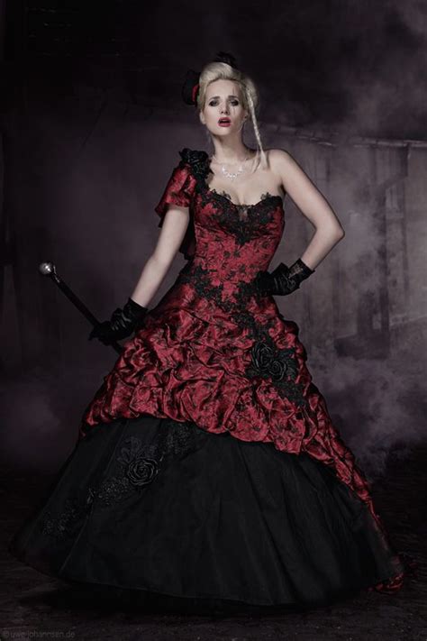 Ob verführerische meerjungfrau oder verspielte prinzessin, elegante lady oder femme fatale hält die welt der hochzeitskleider eine große auswahl für dich. Schwarze Brautkleider, farbige Brautmode und ausgefallene ...