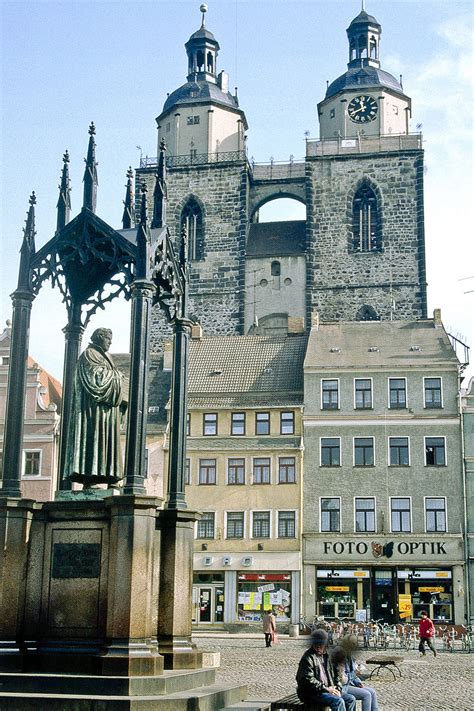 Der ganze charme blieb so. Lutherdenkmal mit Marienkirche in Lutherstadt Wittenberg ...