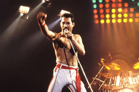 Rami Malek Transforms Into Freddie Mercury In First Look At Bohemian