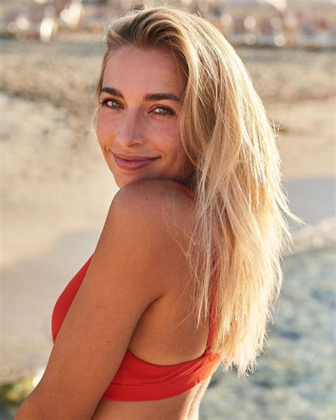 FOTO Shelly Sterk Verovert Instagram In Bikini Op Het Strand