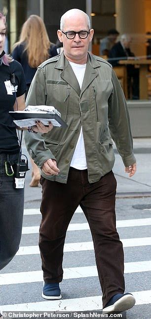 Tom Hollander As Truman On Set Of Capotes Women In Nyc Daily Mail Online