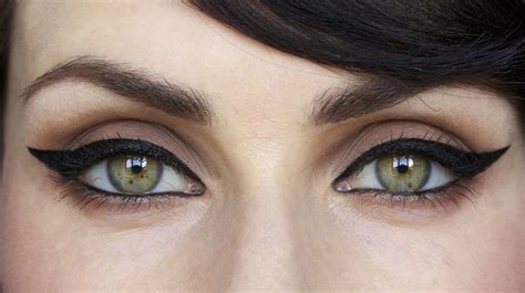 Video for how to do cat eyeliner. Easy Cat Eyeliner Tutorial - How to do Cat Eye Makeup in 5 ...