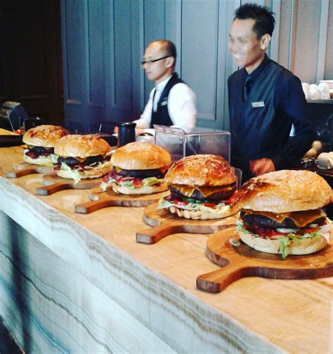 Kamu Penggemar Burger Kudu Coba Boom Burger Seberat 2 Pon Dari Sheraton Surabaya Hotel And Towers