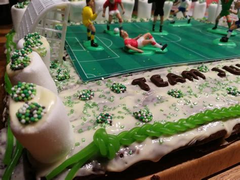 Weitere ideen zu geburtstag kuchen, kuchen, tortendeko. Geburtstagskuchen - Fußballkuchen - Geburtstagskuchen ...