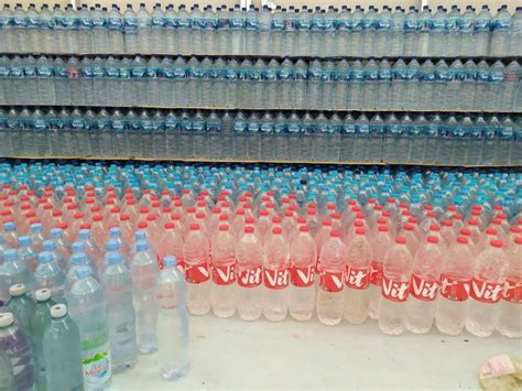 Dah cuci banyak kali pun masih berbau. Polda Jabar Ungkap Penjual Makanan Bekas Terendam Banjir