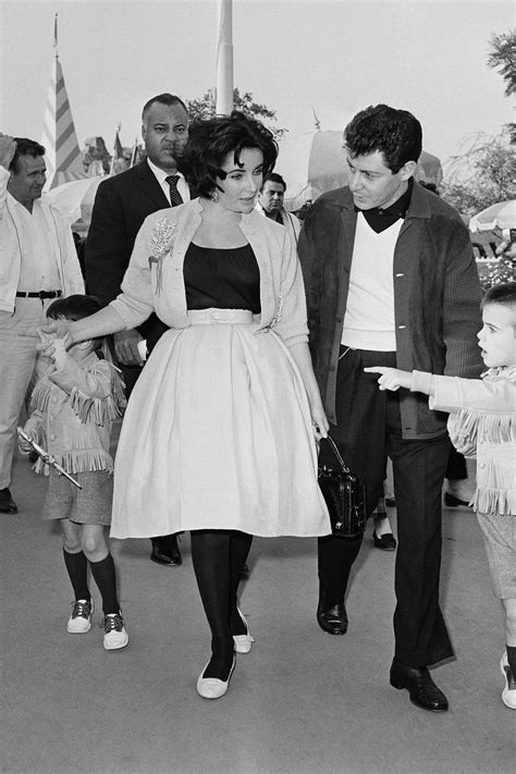 See Elizabeth Taylor S Style Evolution Through The Years In All Her
