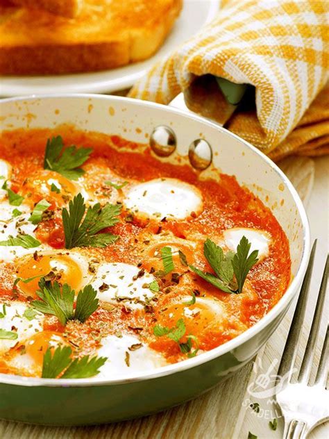 Pomodori, pelati in scatola [frutti più succo. Uova in padella al pomodoro alla contadina | Ricetta | Ricette
