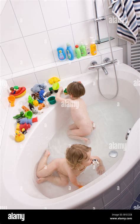 Kleine Kinder Spielen In Der Badewanne Stockfotografie Alamy