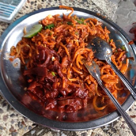 My wife who normally can't stand spicy food ate the full. Mee Sotong Hameed Pata Makan Sekali Nak Lagi - Saji.my
