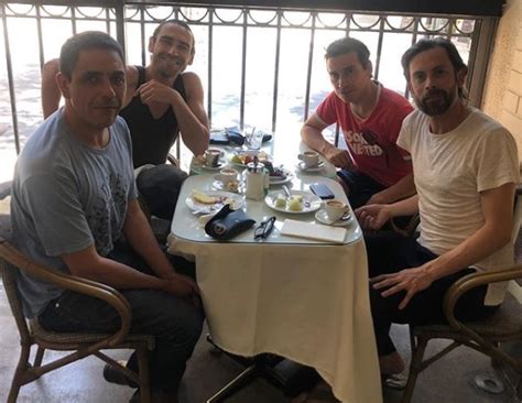 Como una reunión familiar definió álvaro espinoza la situación que derivó que fuera detenido, junto a otras ocho personas, luego de que una denuncia anónima advirtiera a carabineros de una actividad el actor era el anfitrión en lo que contó era un cumpleaños con su hermano, hermana y sus parejas. Álvaro Espinoza y su rol en la teleserie "Pacto de sangre ...