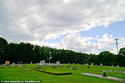 Julia Roberts Bids Farewell To Mother Betty Lou At Georgia Memorial