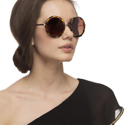 Make sure that you find a pair of sunglasses that have protection from both uva and uvb rays. 5 Weird Questions Asked on Quora About Sunglasses - Latest ...